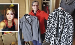 Annemarie Kammerer mit Kleidern ihres getöteten Kindes
