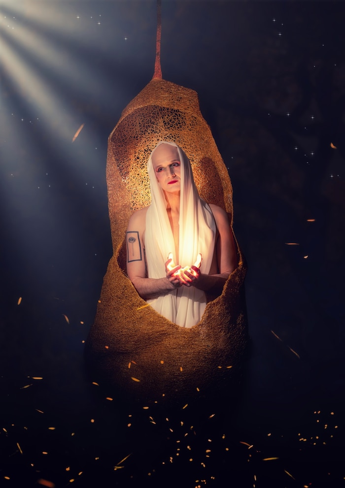 Drew Sarich als „Amanda“