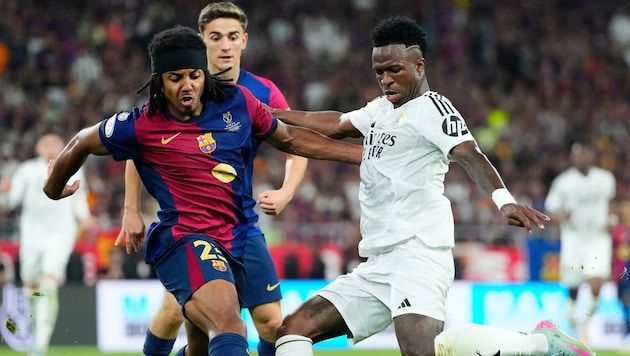 Kann Vinicius Junior von Real Madrid (re.) heute die Abwehr von Barcelona mit Jules Koundé (li.) ...