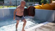 Markus Iser war der erste auf der neuen Wasserrutsche.
