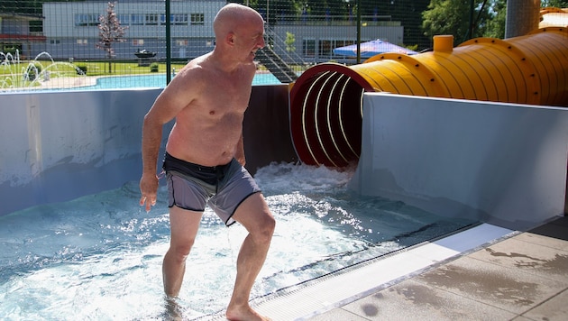 Markus Iser war der erste auf der neuen Wasserrutsche.