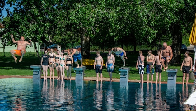 Der Obmann des Elternvereins Christian Feichtinger, Patrick Oberroither von der Schwimmunion ...