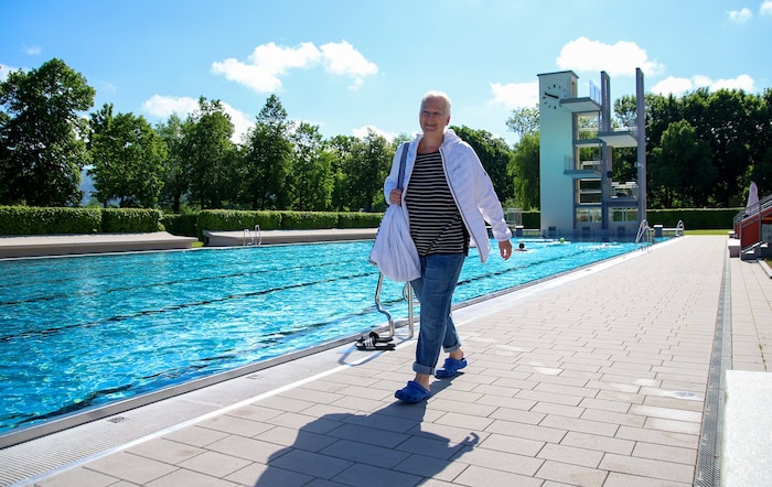 Eva Schraml ist leidenschaftliche Schwimmerin, aber am liebsten, wenn wenig los ist.