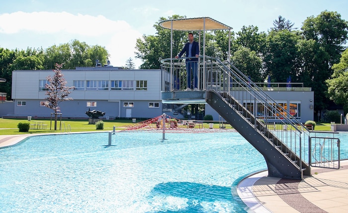 Roland Oberhauser, Amtsleiter für die städtischen Betriebe muss Frühschwimmern im Lepi eine ...