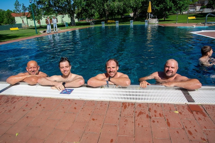 Christian Feichtinger, Clemens Leitner, Patrick Oberroither und Robert Csappo nach ihrem Sprung ...