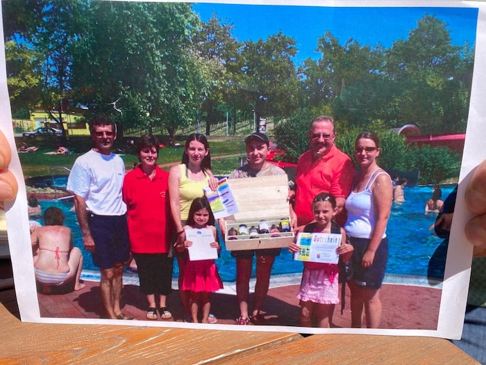 Dieses Foto zeigt die Familie, die 100.000ste Besucher waren mit Hari Moser (links), der ...