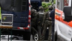 Die Polizei beschrieb den Anzug des Täters als eine Art „Imkeranzug“.