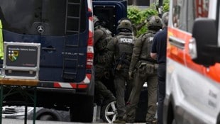 Spezialkräfte haben vor der Volksbank in Sinzig (Rheinland-Pfalz) Stellung bezogen .