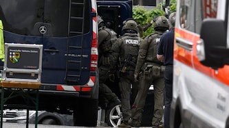 Die Polizei beschrieb den Anzug des Täters als eine Art „Imkeranzug“.