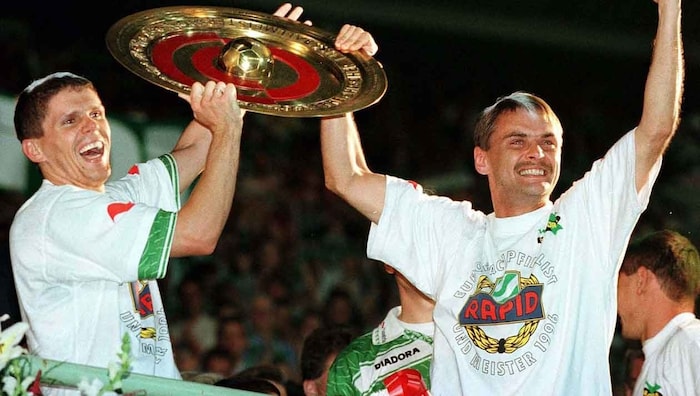 1. Juni 1996: Didi Kühbauer (li.) bejubelt mit seinem Mannschaftskollegen Maciej Sliwowski den ...