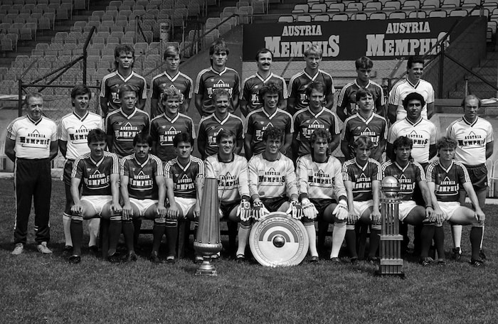 Thomas Parits (zweite Reihe, zweiter von links), Trainer der Meistermannschaft 1986: Austria ...