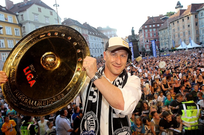 Franco Foda gewann 2011 als Sturm-Cheftrainer den Meisterteller, verlor dafür aber (gegen den ...