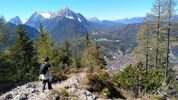 Toller Blick beim Abstieg von der Hütte – unter anderem nach Mittenwald (links).