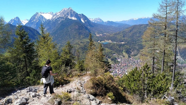Toller Blick beim Abstieg von der Hütte – unter anderem nach Mittenwald (links).