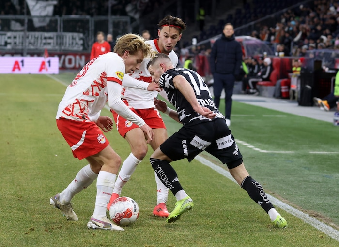 Berisha (re. gegen die Bullen Bidstrup und Dedic) spielte eineinhalb Jahre beim LASK.