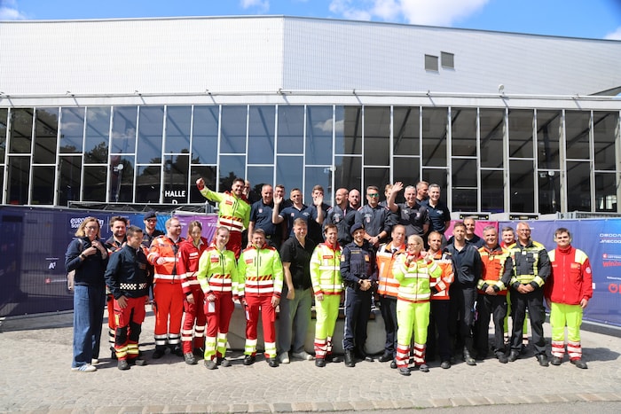 Polizei, Rettungen und Feuerwehr: Die Rettungsorganisationen der Stadt zeigen sich für den Song ...