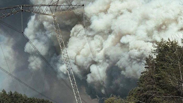 Nach einem Drohnenabsturz lodert in Tschernobyl ein großer Waldbrand.