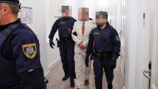 Zum ersten Verhandlungstag im Landesgericht erschien Wolfgang W. im hellen Anzug samt bunter ...