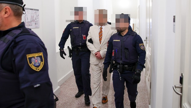 Zum ersten Verhandlungstag im Landesgericht erschien Wolfgang W. im hellen Anzug samt bunter ...