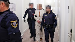 Zum ersten Verhandlungstag im Landesgericht erschien Wolfgang W. im hellen Anzug samt bunter ...