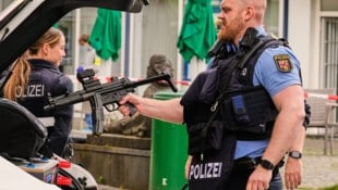 Spezialkräfte haben vor der Volksbank in Sinzig (Rheinland-Pfalz) Stellung bezogen.