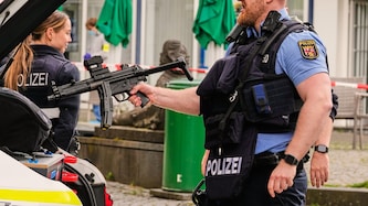 Spezialkräfte haben vor der Volksbank in Sinzig (Rheinland-Pfalz) Stellung bezogen.
