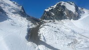 Der Zufahrtsweg zur Bergstation Eisjoch führt geradewegs über die Skipiste.