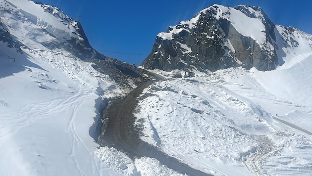 Der Zufahrtsweg zur Bergstation Eisjoch führt geradewegs über die Skipiste.