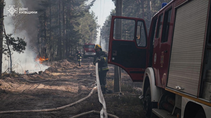 Feuerwehrleute versuchen, den Brand unter Kontrolle zu bringen.