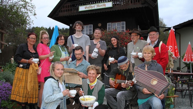 Zum Ensemble zählen Eva und Fritz Brauchart, Edmund und Simon Enzi, Eva-Maria und Armin ...