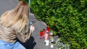 Kerzen und Blumen erinnern an der Hecke beim Gasthaus-Parkplatz an die grausige Bluttat mit drei ...