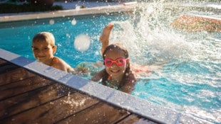 Beim Pool hört aktuell in manchen Gemeinden der Spaß auf.