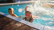 Beim Pool hört aktuell in manchen Gemeinden der Spaß auf.