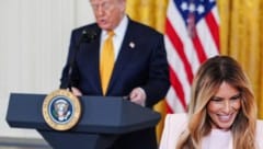 Bei einer Rede zum kommenden Muttertag konnte sich Melania Trump das Lachen nicht verkneifen.