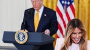 Bei einer Rede zum kommenden Muttertag konnte sich Melania Trump das Lachen nicht verkneifen.