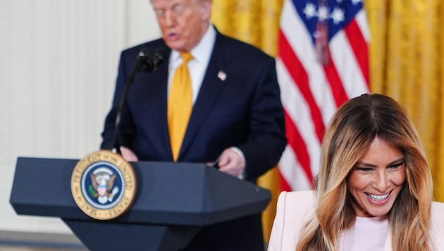 Bei einer Rede zum kommenden Muttertag konnte sich Melania Trump das Lachen nicht verkneifen.