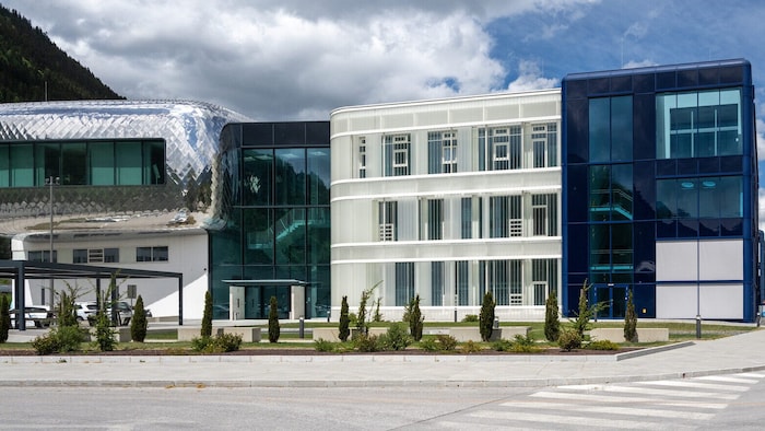 Hauptsitz von Hagleitner Hygiene in Zell am See mit der firmeninternen Akademie (links im Bild)