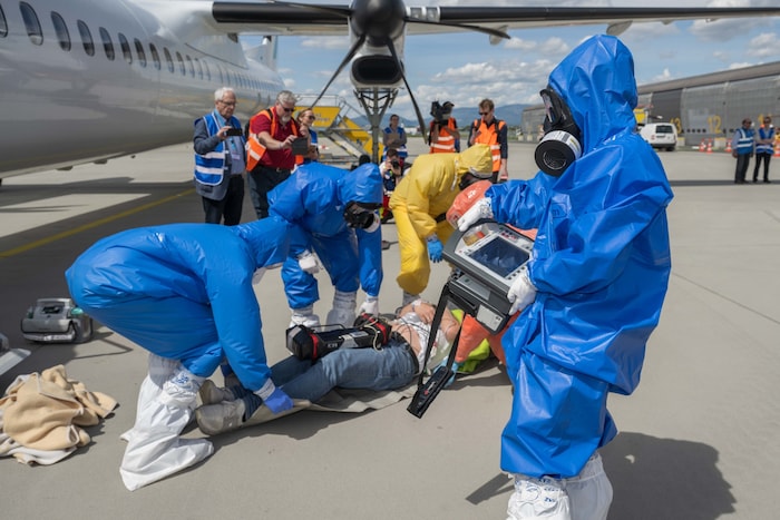 Er wird liegend am Flugfeld versorgt und medizinisch überwacht.