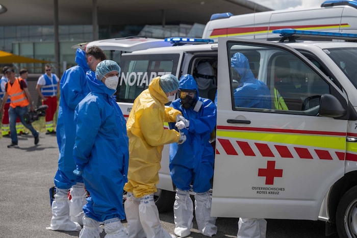 Rotkreuz-Sanitäter und Notärzte wappnen sich für den Einsatz.