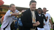 Dietmar, her mit der Kohle! Das würde WAC-Boss Riegler nur zu gerne machen. . .
