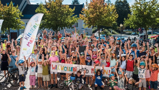 250 Radfahrer wünschen sich mit der Kidical Mass sichere Radwege.