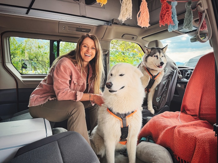 Ulli Eder mit ihren beiden Hunden in ihrem Van.