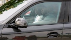 Aurelien Tchouameni verlässt das Trainingsgelände im abgedunkelten Auto mit Fahrer.