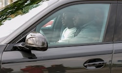 Aurelien Tchouameni verlässt das Trainingsgelände im abgedunkelten Auto mit Fahrer.
