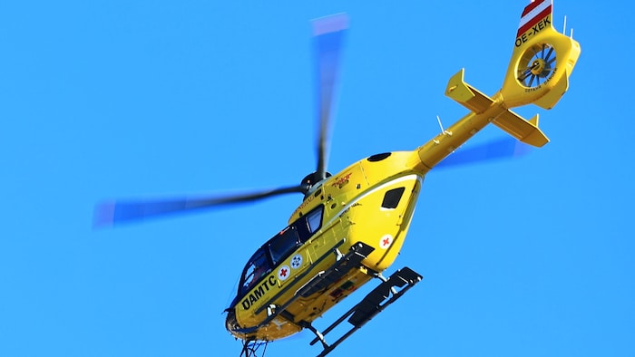 Der junge Arbeiter wurde mit lebensgefährlichen Verletzungen per Rettungshubschrauber ins ...