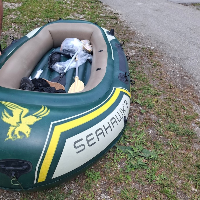 Die Wasserrettung transportierte das Schlauchboot ab.