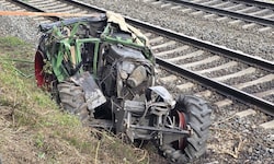 Der total beschädigte Traktor direkt neben den Gleisen der Brennerstrecke