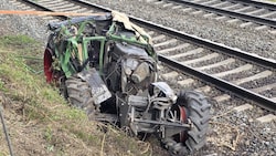 Der total beschädigte Traktor direkt neben den Gleisen der Brennerstrecke