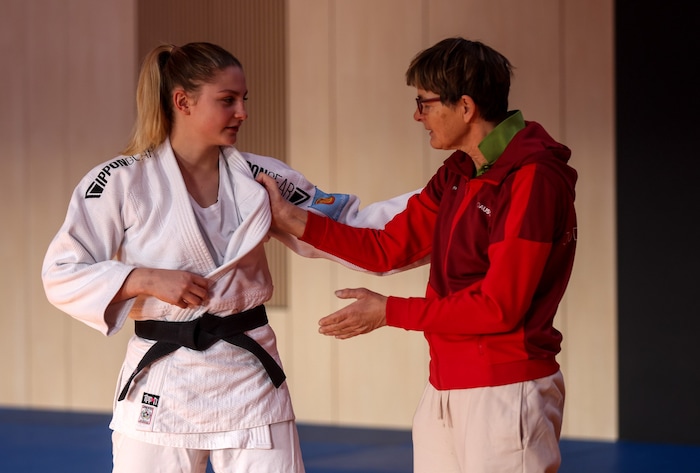 Judo-Juwel Elena Dengg (li.) mit Coach Marianne Niederdorfer im Jahr 2022.