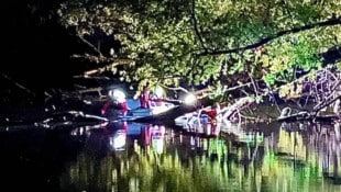 Im Salzachsee, der vor allem bei Spaziergängern und Anglern beliebt ist, wurde am Freitagabend ...